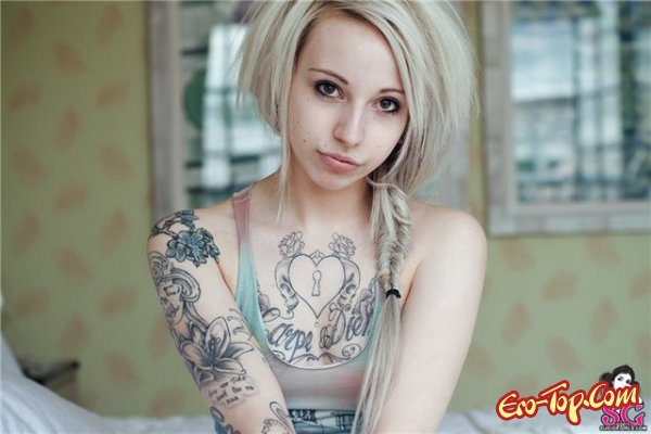 Молодая голая девушка с татуировками - смотреть фото.